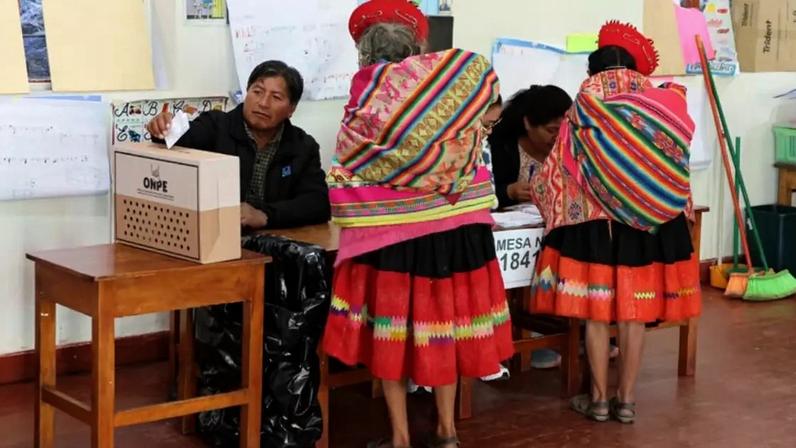 Conservadora Keiko Fujimori enfrenta o candidato de esquerda Roberto Sánchez.