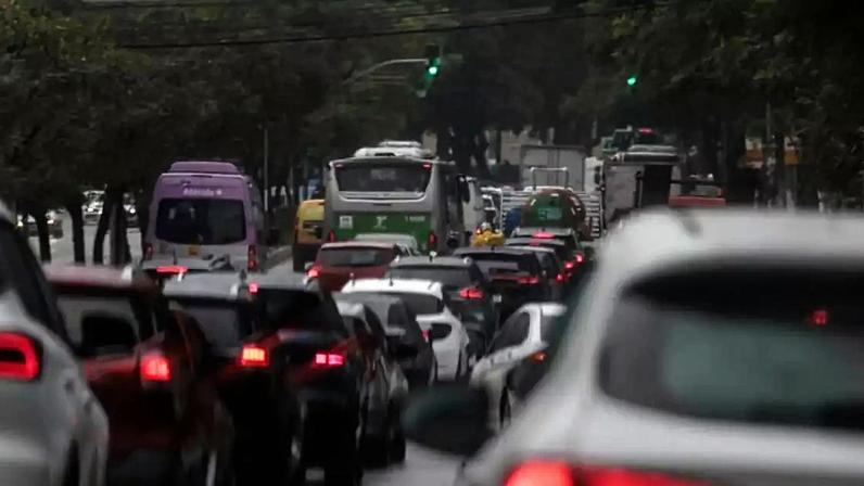 Trânsito na cidade bateu recorde desde 2020; na foto, congestionamento no Viaduto Antártica em março de 2026