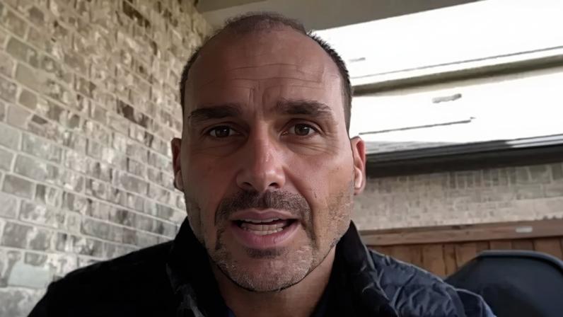 Morando nos EUA desde o início de 2025, Eduardo Bolsonaro é condenado pelo crime de coação no curso do processo