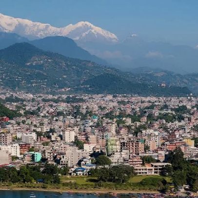 Pokhara: lago e Himalaia formam cartão postal do Nepal