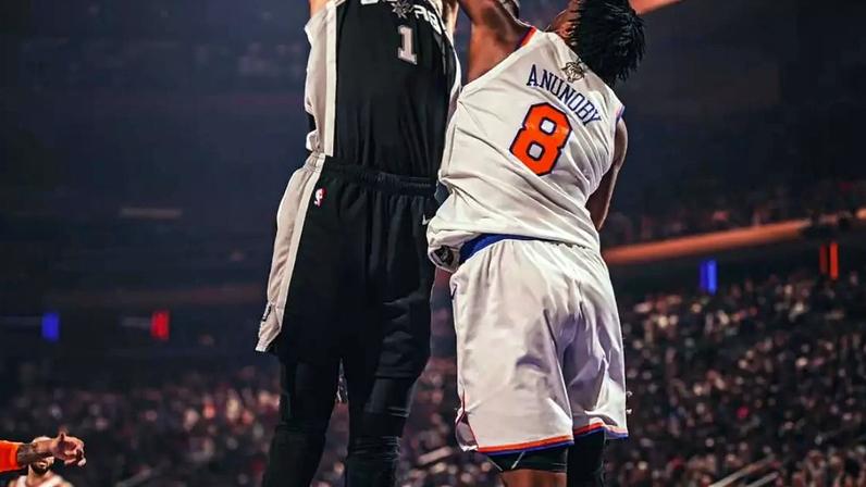 Disputa de Anunoby Jr., do Knicks, e Victor Wembanyama, do Spurs, em jogo das finais da NBA