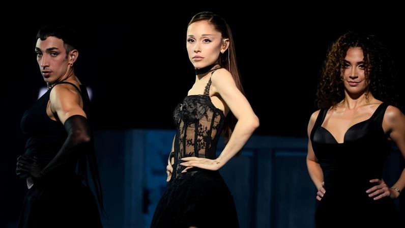 Ariana Grande retorna ao palco com hits brilhantes e vocais potentes