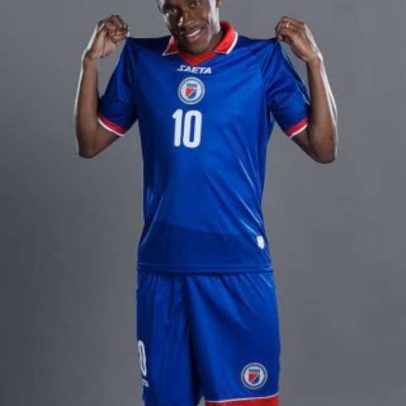 Haiti mostra nova camisa após censura da Fifa