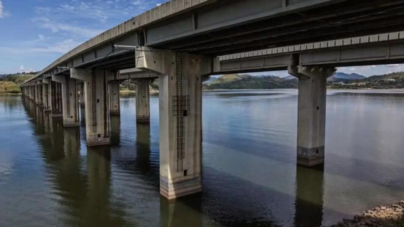 Rio Atibainha na altura da ponte Imperador Dom Pedro I e da ponte dos Lambaris na cidade de Nazaré Paulista, interior de SP. Imagem foi feita em abril de 2026.