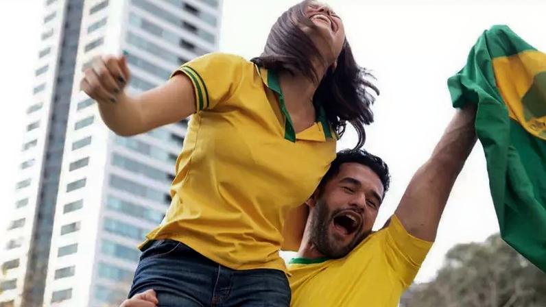 Hidratação e moderação nos gritos ajudam a proteger a voz durante a Copa do Mundo