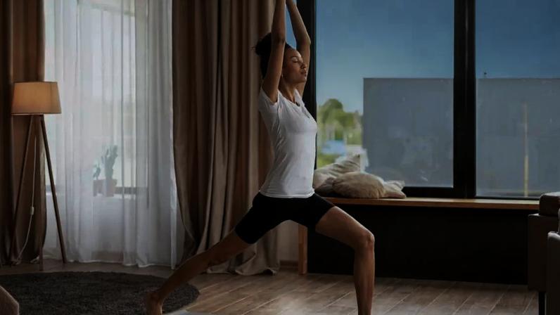 Ao incentivar a conexão entre corpo e mente, o yoga contribui para ampliar a atenção, a tranquilidade e a consciência das próprias emoções