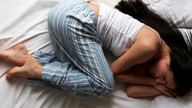 Dormir de lado ou ajustar o travesseiro pode ajudar em casos de refluxo, apneia e dores no corpo, mas não existe uma postura ideal para todos