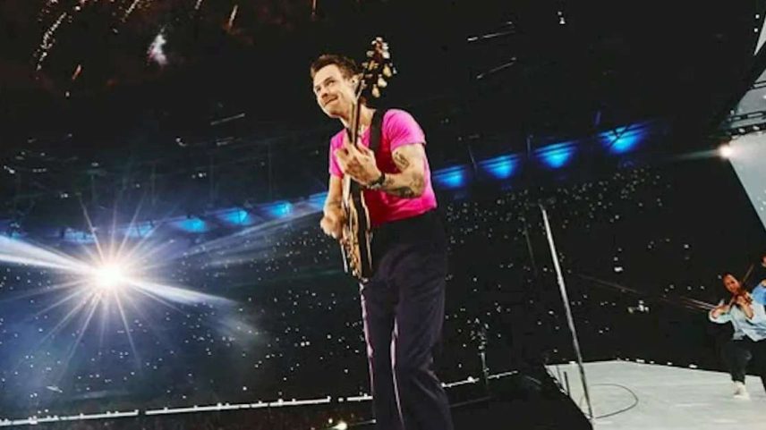 Harry Styles revisita One Direction durante show em Londres