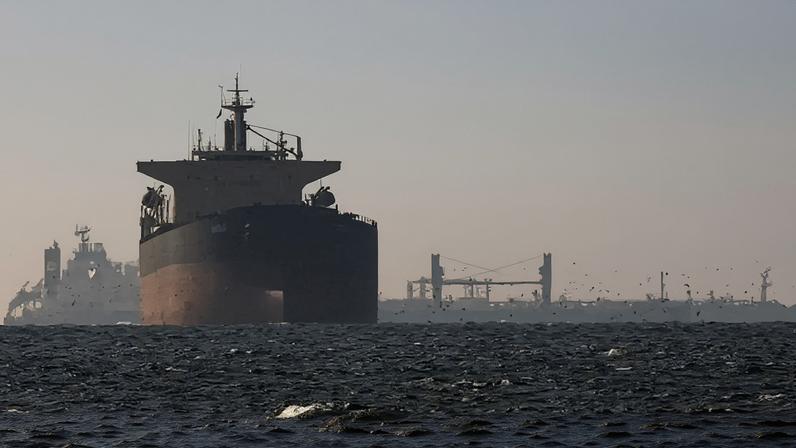 Navios nas proximidades do Estreito de Ormuz durante a guerra entre Estados Unidos e Irã