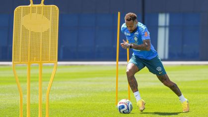 Neymar corre durante treino da Seleção Brasileira em Nova Jersey