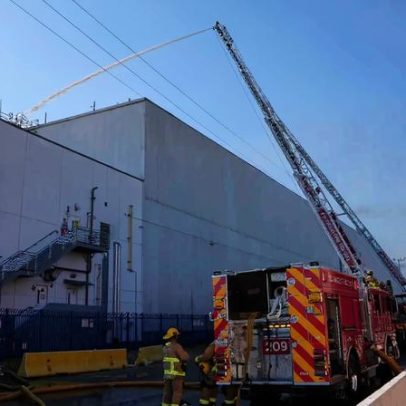 Governador da Califórnia declara emergência por incêndio em depósito em LA