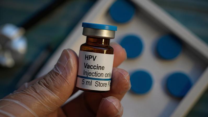 Fotografia do frasco de vacina contra o HPV.