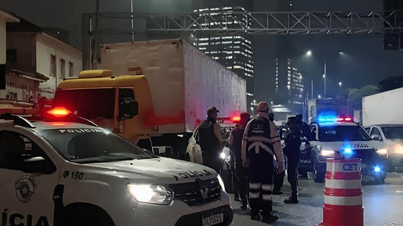 Motorista morreu na Marginal Pinheiros após briga de trânsito.