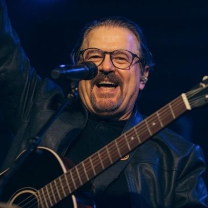 Asaph Borba celebra 50 anos de carreira com álbum de grandes sucessos