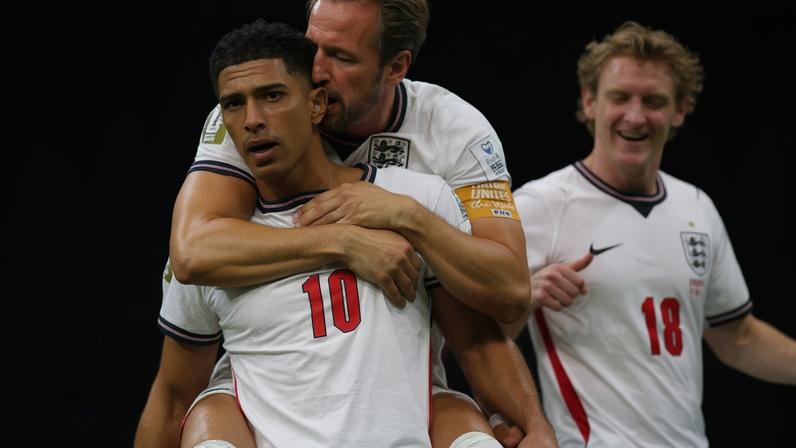 Jude Bellingham, camisa 10 da Inglaterra, comemora com Harry Kane, camisa 9, após marcar o terceiro gol da equipe durante a partida do Grupo L da Copa do Mundo da FIFA 2026 entre Inglaterra e Croácia, no Estádio de Dallas, em 17 de junho de 2026, em Arlington, Texas. (Foto de Francois Nel/Getty Images)