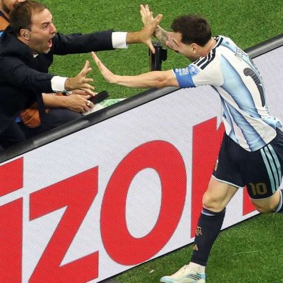 Jornalista argentino celebra com Messi após gol contra a Áustria