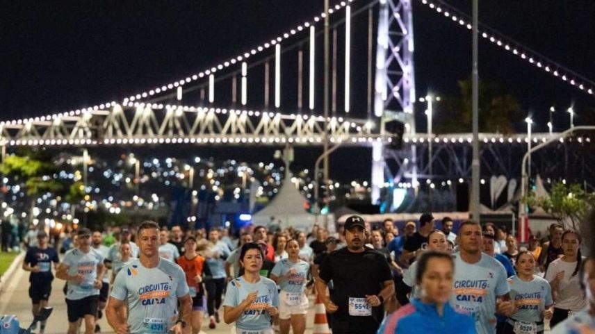 Largada geral com a Ponte Hercílio Luz ao fundo (Foto: Fernanda Paradizo / HT Sports)