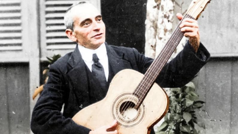 Catulo da Paixão Cearense e seu violão, em imagem cedida pelo pesquisador Luiz Americo Lisboa Junior