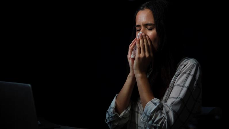 A rinite é uma condição frequente que afeta as vias aéreas superiores e interfere diretamente na qualidade de vida de crianças, adultos e idosos – depositphotos.com / AndrewLozovyi