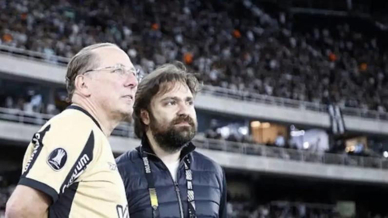 João Paulo Magalhães Lins (esq.), presidente do Botafogo, e John Textor, ex-dono da SAF –
