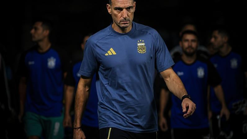 Messi começou a partida da Argentina no banco –