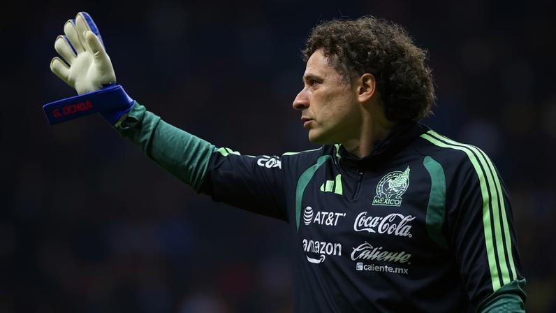 Guillermo Ochoa, goleiro do México, em partida amistosa contra a Sérvia antes da Copa do Mundo