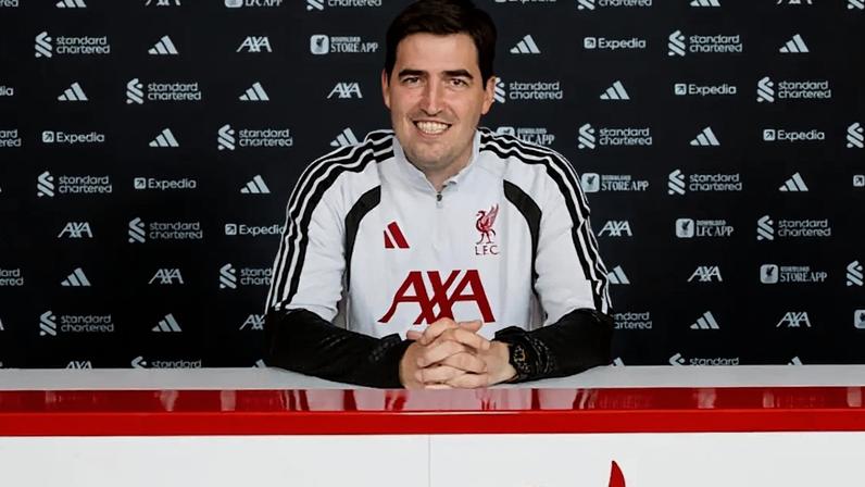 Andoni Iraola é o novo técnico do Liverpool.