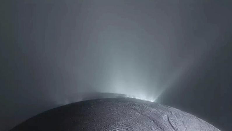 Missões futuras poderão coletar amostras de ambientes que possam abrigar vida, como Encélado, uma das a luas de Saturno: orientação espacial de moléculas e diversidade entre formas simples e complexas estão entre as possíveis pistas mais fáceis de obter. Jason Major, Cassini spacecraft/Flickr, CC BY-NC-SA