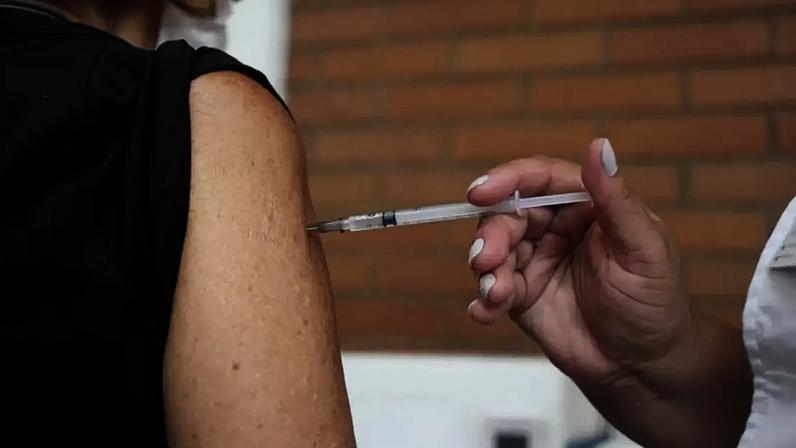 Entenda a diferença entre a vacina da dengue do SUS e a suspensa do Butantan