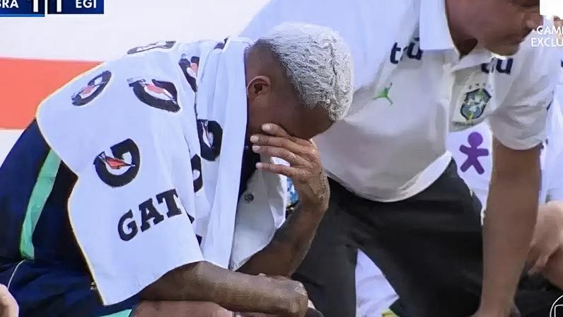 Wesley saindo de campo mancando acompanhado pelos médicos da Seleção após sentir lesão durante amistoso contra o Egito –