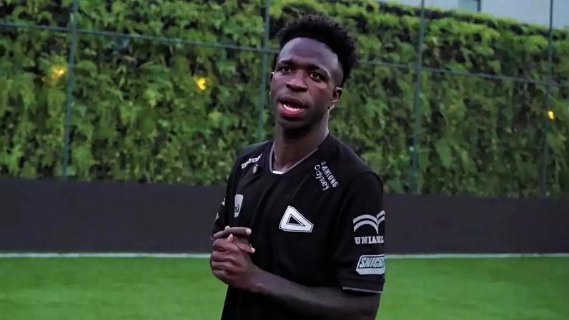 Com boate privada, museu 'secreto', elevador e quadra de futebol, mansão de Vini Jr. avaliada em R$ 20 milhões alia tranquilidade e requinte na Barra da Tijuca.