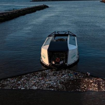Barco movido a energia solar que devora plástico do oceano