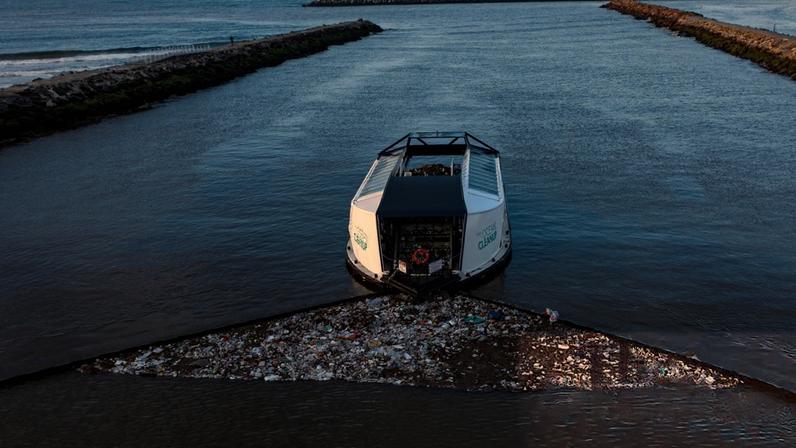 Barco movido a energia solar que devora plástico do oceano