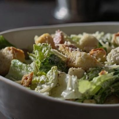 Saladas de inverno ganham proteínas quentes para refeições mais nutritivas