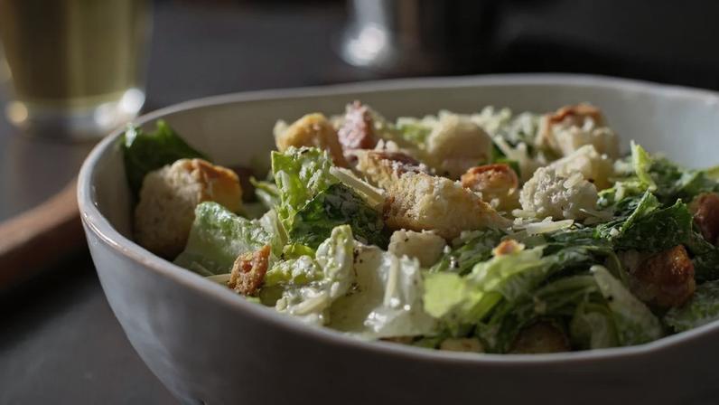 Veja opções de proteína para incluir em sua salada