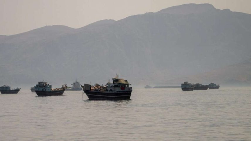 Navios ancorados no estreito de Hormuz, vistos a partir de Musandam, Omã, em 19 de junho de 2026.