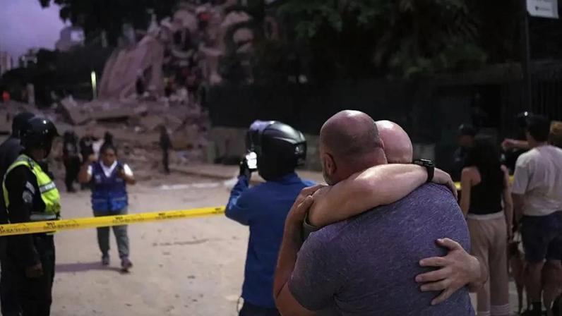 Prédios destruídos pelo terremoto em Caracas