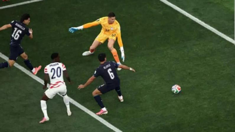 O egípcio Hany, sentado,fez contra o gol para a Bélgica no empate em 1 a 1.