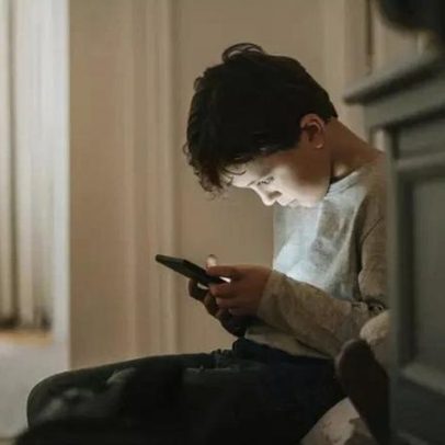 Pesquisadora britânica acusa big techs de explorar vulnerabilidades emocionais
