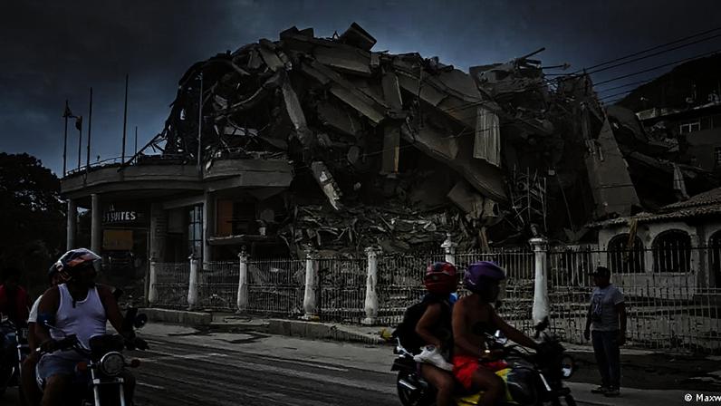 Prédios destruídos pelo terremoto na cidade costeira de La Guaira