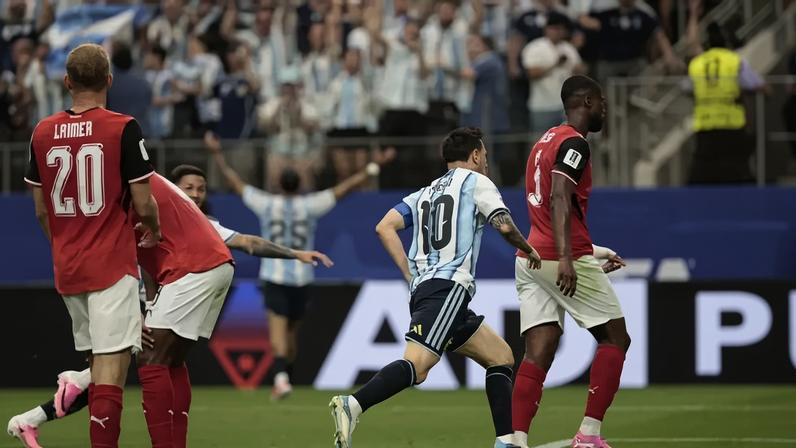 Ralf Rangnick durante o jogo entre Áustria e Argentina –