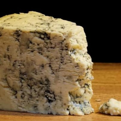 Roquefort: o queijo azul que nasceu nas cavernas