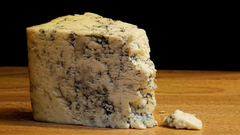 Roquefort: o queijo azul que nasceu nas cavernas