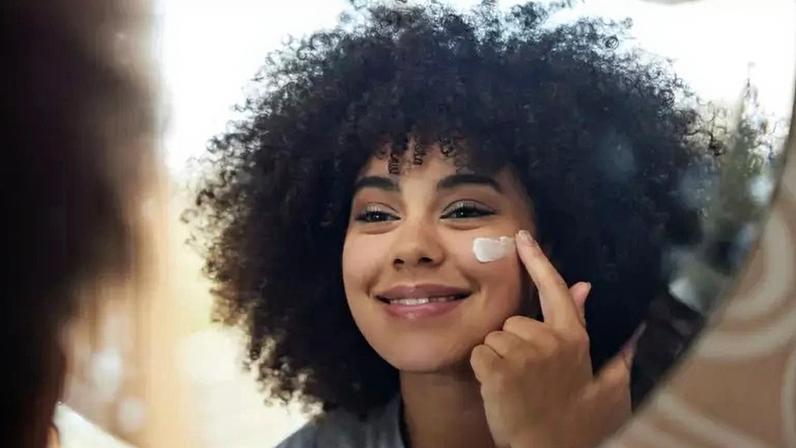 A proteção diária continua sendo uma das principais formas de prevenir o câncer de pele