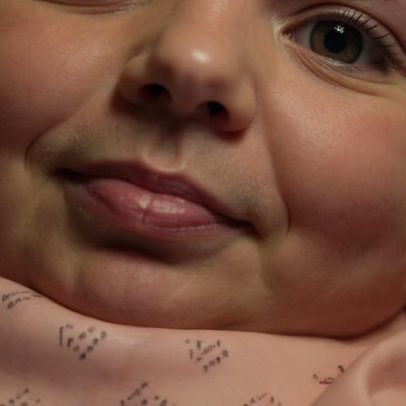 Influenciadora lamenta a morte de filha de 8 meses após doença cardíaca