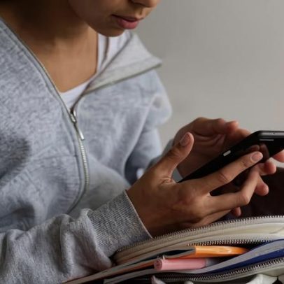Reino Unido proíbe menores de 16 anos nas redes sociais; Brasil pode seguir