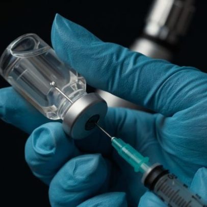 Infectologista afirma vigilância contínua de vacinas após suspensão da dengue
