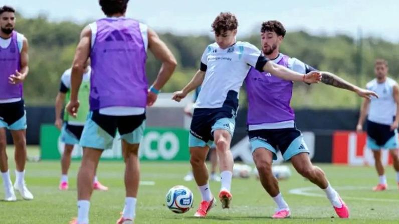 Atuais campeões já garantiram vaga na liderança do grupo –