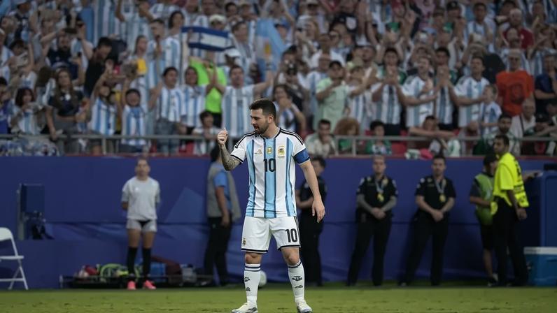 Messi celebra um de seus gols contra a Argélia –