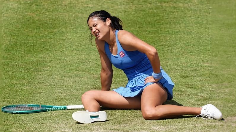 Raducanu supera susto de lesão e avança à semi de Queen's Club contra Rakhimova